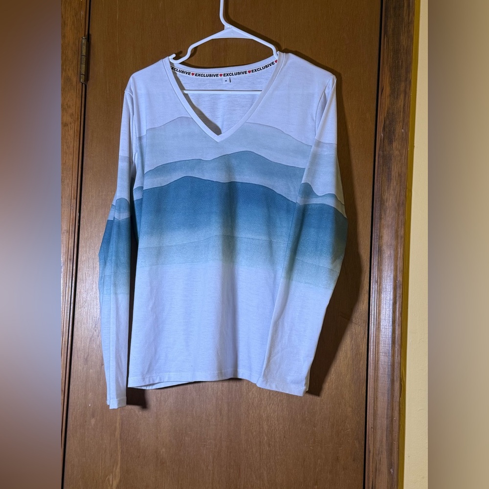 Women's V-Neck Long Sleeve Shirt with Blue Gradient